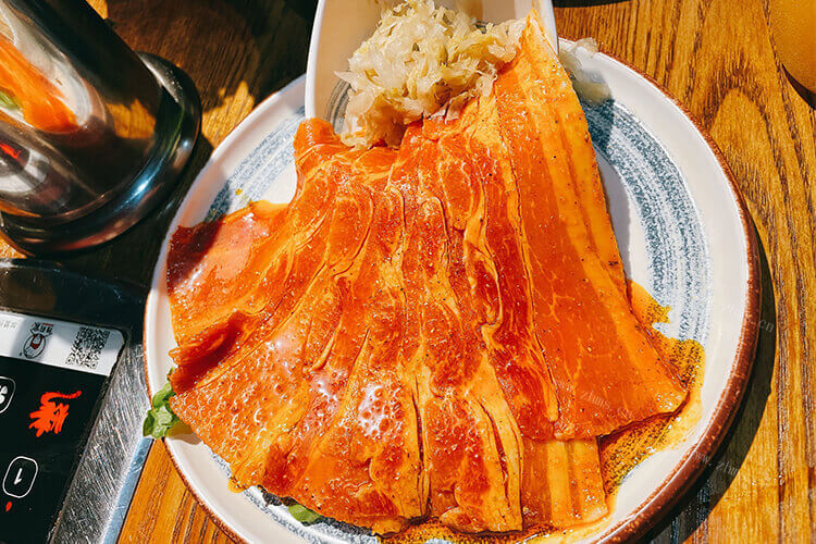 想买一些脆骨回来煲汤吃，带脆骨的五花肉是哪个部位？