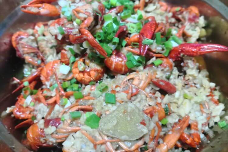 发现小龙虾是很受当地人欢迎的，请问南阳卖小龙虾的地方