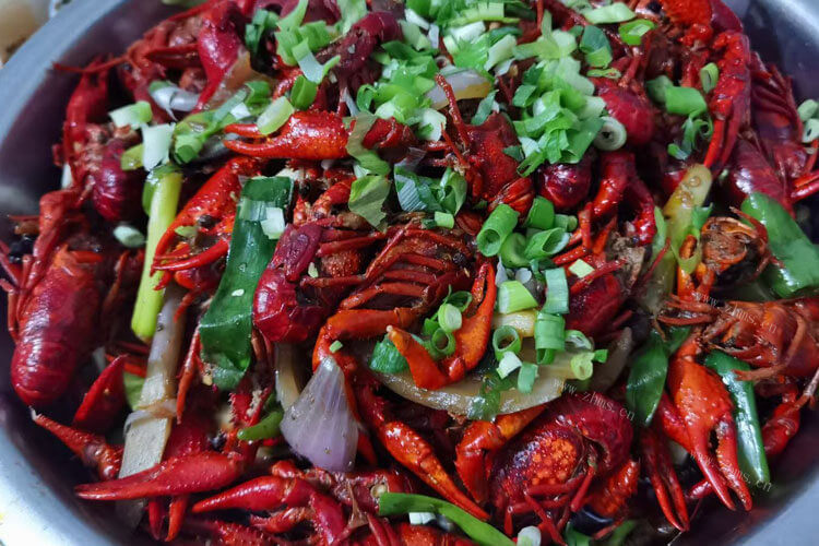 每年五月份小龙虾大量上市，龙虾和龙虾尾哪个合适做菜呢？