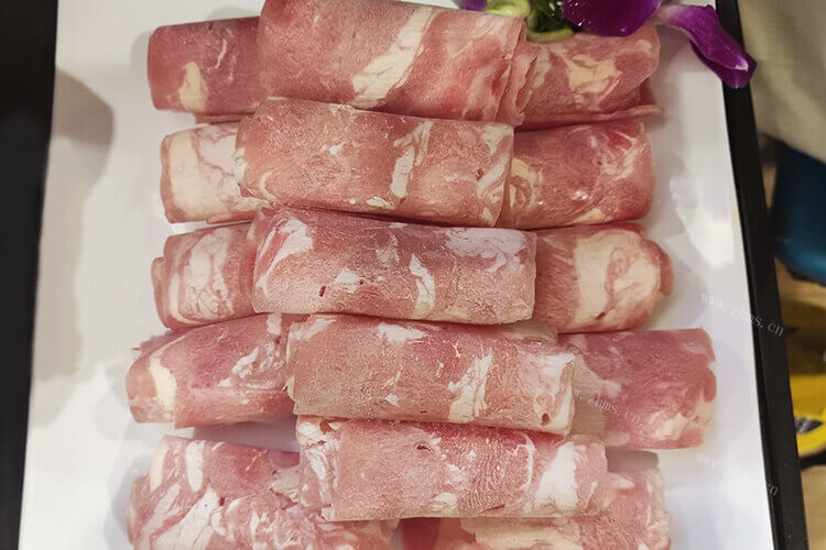 有人说肥牛不是真的牛肉，肥牛是合成的吗？
