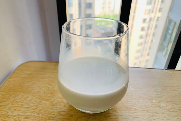 我想做一些牛奶，燕麦是泡牛奶还是酸奶好？
