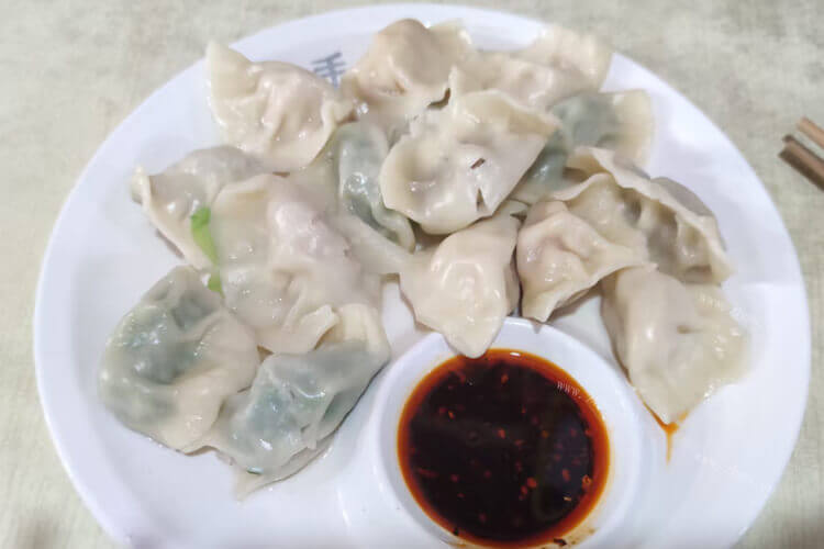 冰箱里还有一些冻的韭菜饺子，冻的韭菜饺子煮多长时间合适呢？
