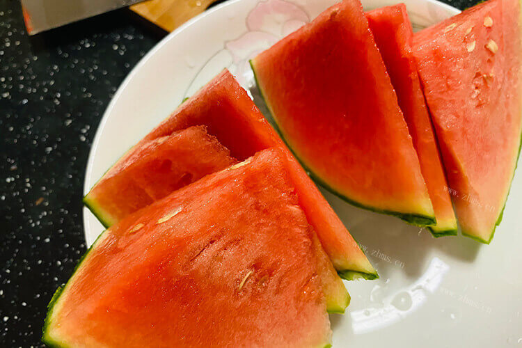 在市场买了一个大西瓜，西瓜黏有拉丝怎么回事？