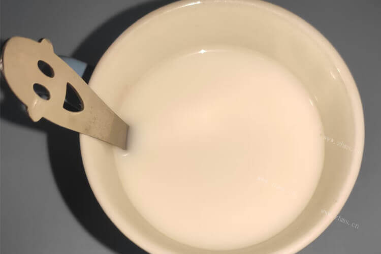 我经常喝牛奶，保温杯牛奶味怎么去除？