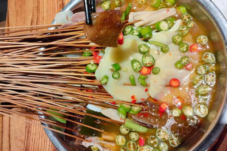 自己动手做一顿钵钵鸡，钵钵鸡调料用冷水还是热水？