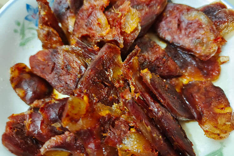 香肠一般都是用猪肉制作出来的，灌香肠用什么部位猪肉比较好？