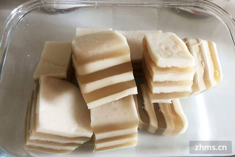 开小吃店如何吸引顾客，是不是要加盟一些有名的品牌就行了？