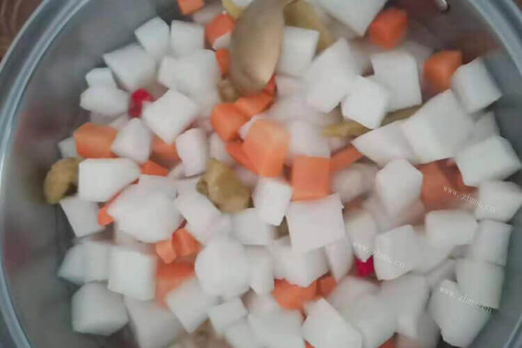 家里制作泡菜，塑料桶如何制作泡菜？