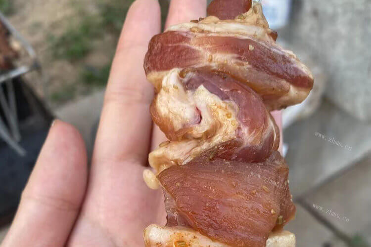 从仓库拿出来的猪肉有点酸了，想知道猪肉闻起来有点酸味还能吃吗