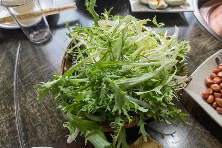 家里还有一些新鲜的苦菊菜 苦菊菜怎样做才好吃 九州醉餐饮网