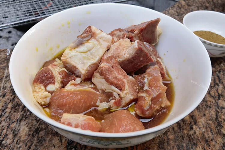 煮熟的猪肉非常的黑，猪肉煮熟后发黑是死猪肉吗？