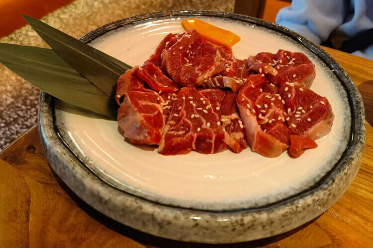 买了些牛肉放了很久有一股怪味道，牛肉变质是什么味道？