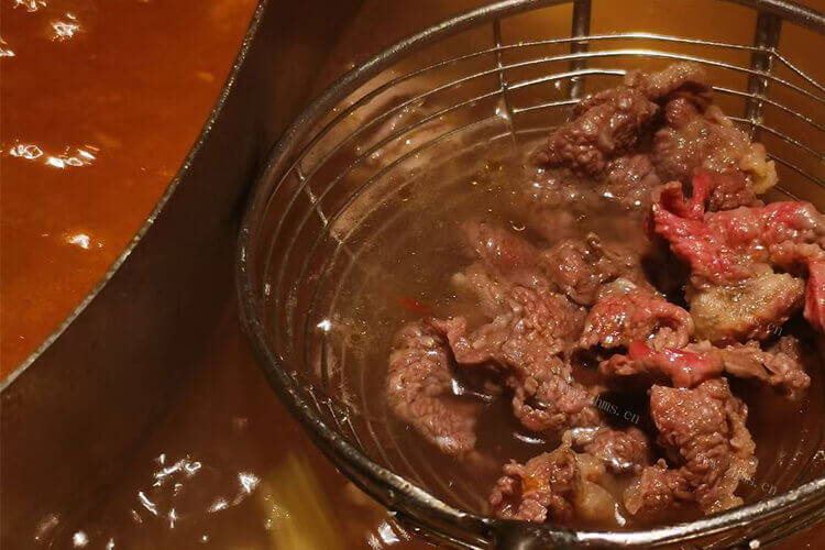 打算和朋友去吃自助餐，自助餐肥牛卷真的是牛肉吗？