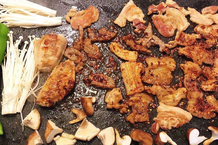 要和朋友在家做烤肉吃，在家吃烤肉需要准备些什么材料？