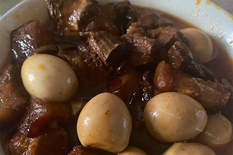 准备做一个红烧肉和土豆的搭配，红烧肉焖土豆怎么做会好吃呢？