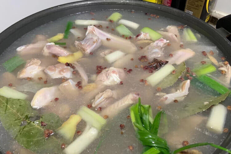 生鸡肉颜色发白，生鸡肉有点变色正常吗？