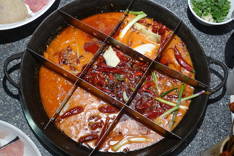 今天在家吃牛骨头火锅，吃牛骨头火锅配什么菜最好？