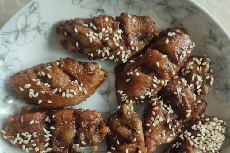 把冰箱里的冷冻鸡翅解冻，冷冻鸡翅要放水吗？