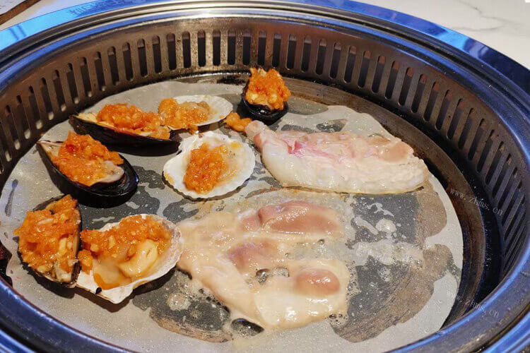 今天和朋友一起吃烤肉，吃烤肉需要什么调味品呢？