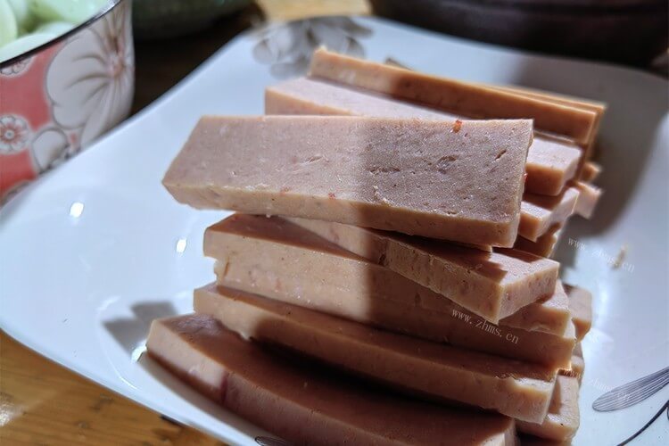 买回来了一个午餐肉罐头，午餐肉圆罐头没有拉环怎么打开？