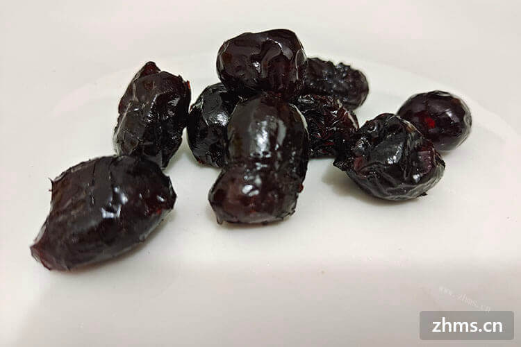 我妹妹想投资个小吃店，小吃在市场上的竞争激烈吗？