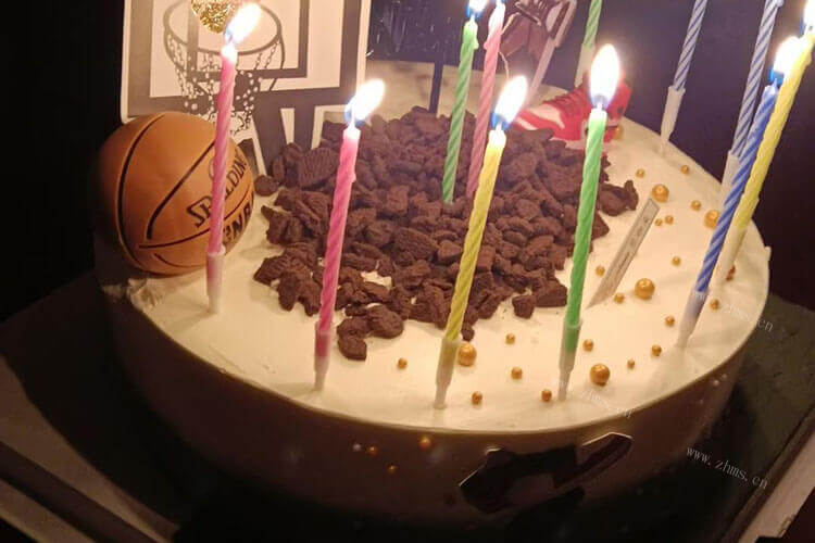 生日订购一块儿蛋糕，慕斯的蛋糕好吃还是冰激凌的好吃？