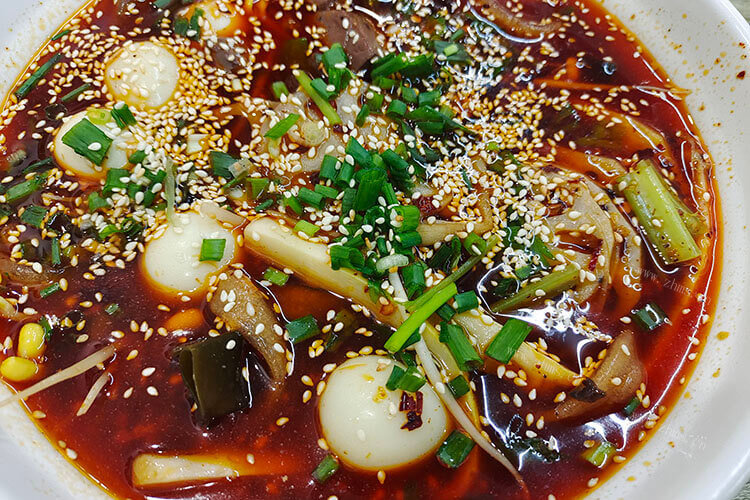 用麻辣烫底料怎么做麻辣烫？直接加水煮吗？