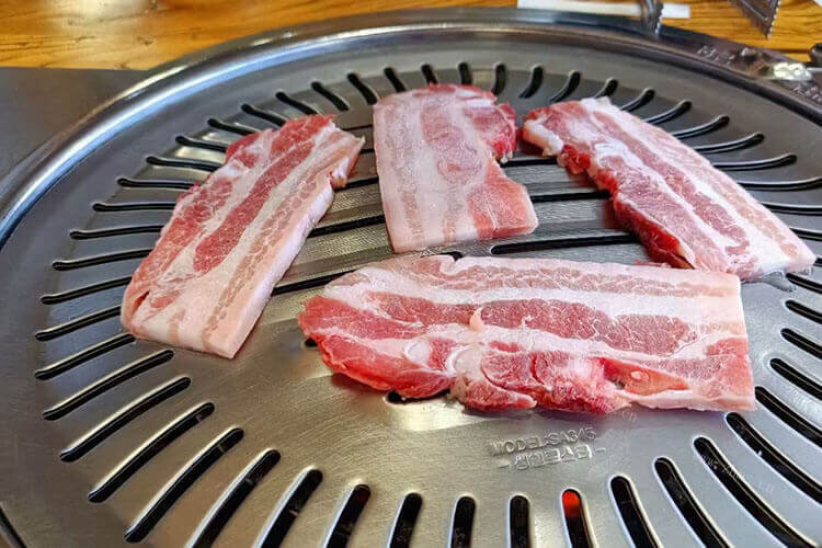 要和朋友在家做烤肉吃，在家吃烤肉需要准备些什么材料？