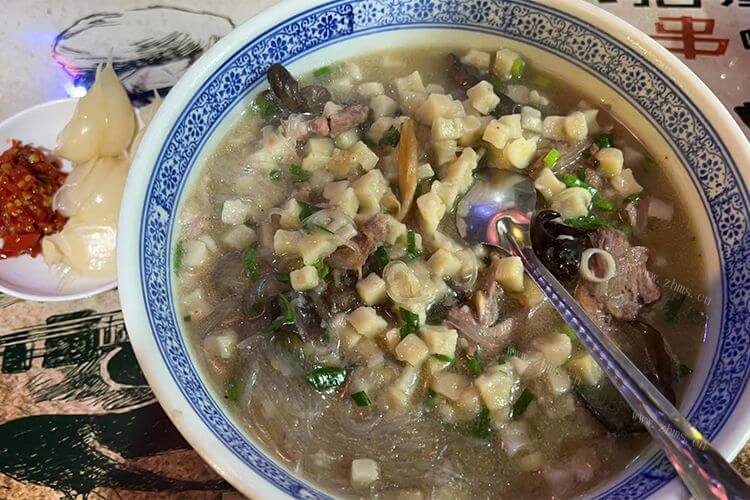天冷和羊肉汤锅超级有味道的，羊肉汤锅怎么弄好吃
