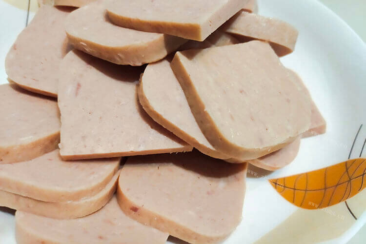 买回来了一个午餐肉罐头，午餐肉圆罐头没有拉环怎么打开？