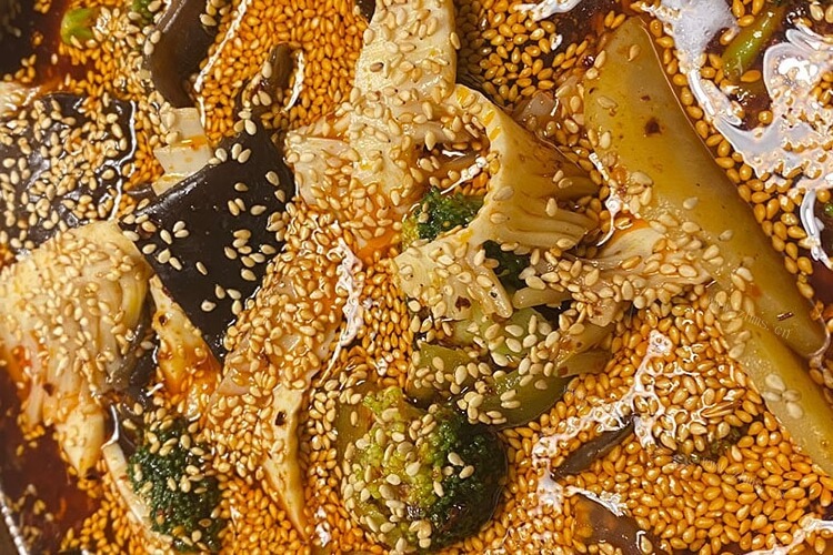自己动手做一顿钵钵鸡，钵钵鸡调料用冷水还是热水？