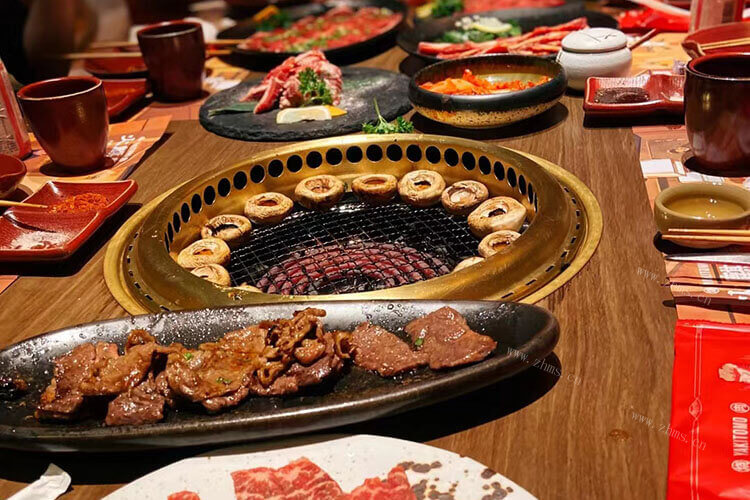 今天和朋友一起吃烤肉，吃烤肉需要什么调味品呢？