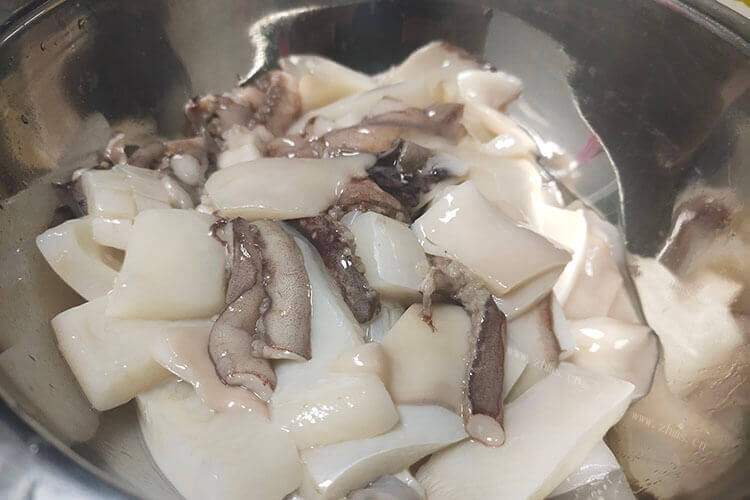 市场上面有鱿鱼，市场上卖的鱿鱼是养殖的吗？