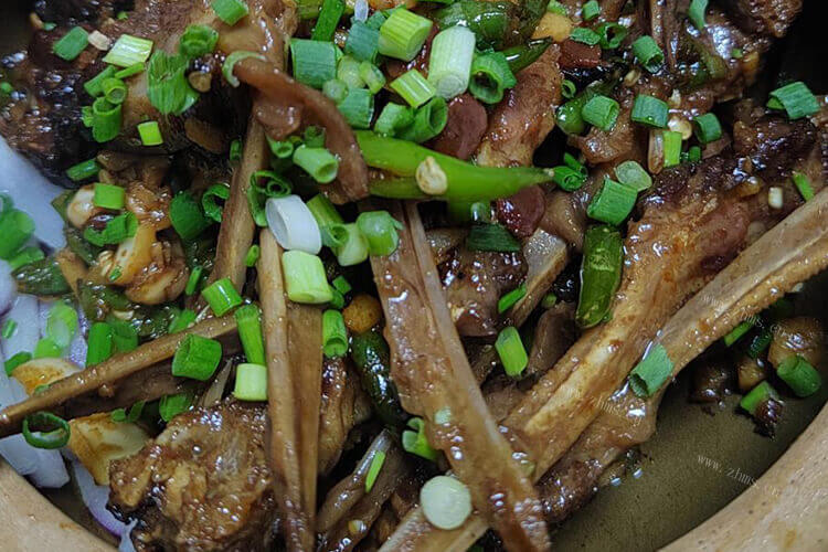 鸡肉有很多种，鸡肉夹着黄色的是什么呀？