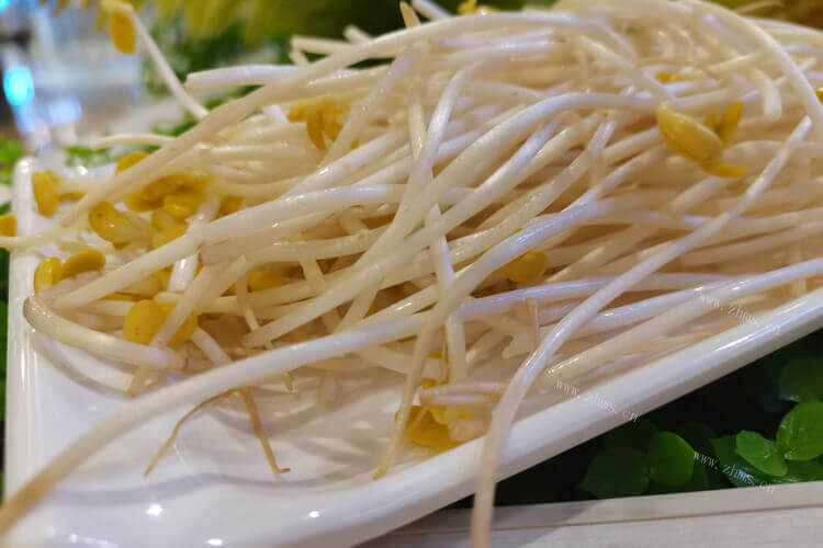 绿豆芽炒出来变蓝色能吃吗，为什么会有蓝色？