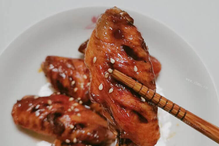 把冰箱里的冷冻鸡翅解冻，冷冻鸡翅要放水吗？