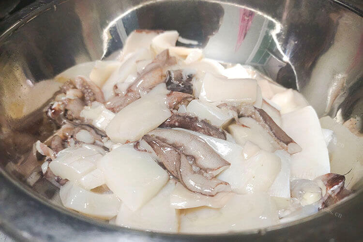 家里还有鱿鱼丝，鱿鱼丝炒什么菜好吃？