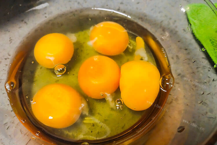 奶奶把玉米和鸡蛋放一起煮了，玉米鸡蛋一起煮多久熟？
