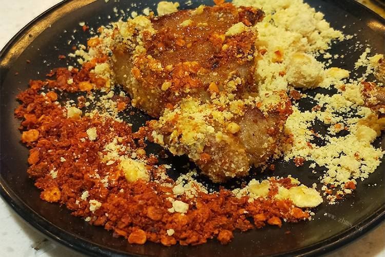 今天和朋友一起吃烤肉，吃烤肉需要什么调味品呢？