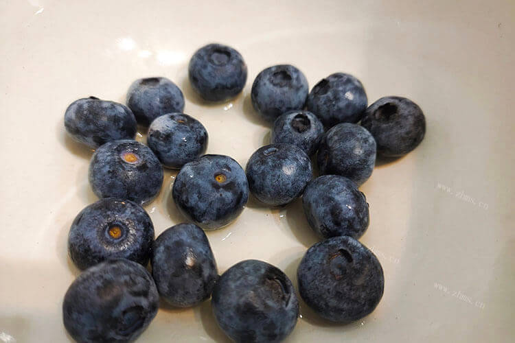 挑选蓝莓，蓝莓薄雾和黑珍珠哪个好吃？