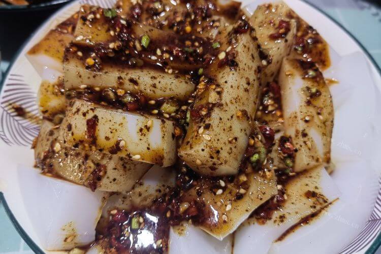 我自己琢磨做凉粉，怎么用白凉粉做凉粉
