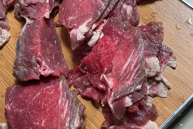 想要在家里做牛肉包子馅，牛肉包子馅怎么调最好吃呢？