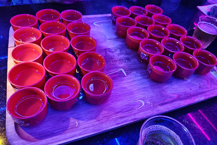 个人不了解这方面，求教大神，金酒配什么吃的？