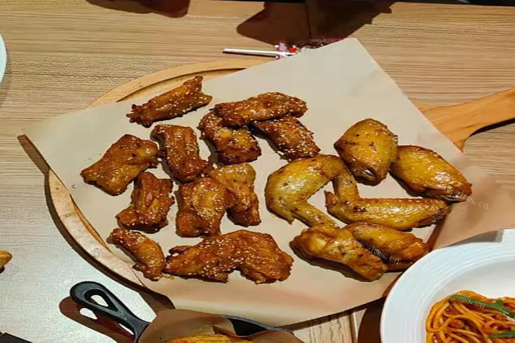 我想做炸鸡翅，炸鸡翅用了炸粉还需要用鸡蛋吗？