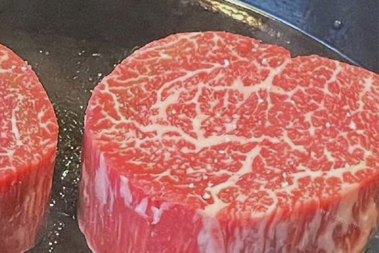 我想吃一些牛肉，牛仔骨和牛排哪个好吃？