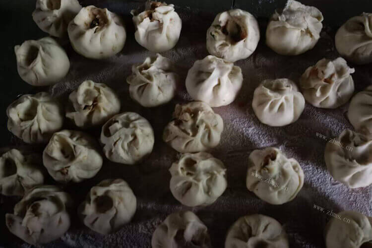 个人不了解这方面，想要了解，肉包子里面的肉是硬的？