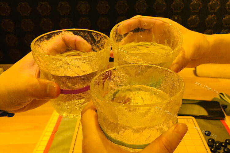 和朋友聚餐多多少少会喝些酒，一喝酒就出酒好还是不好

