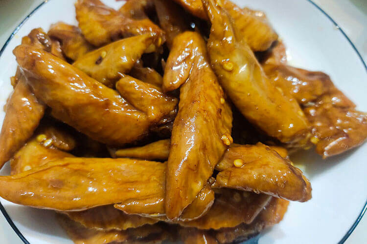 买了鸡翅，鸡翅先腌还是先过水？