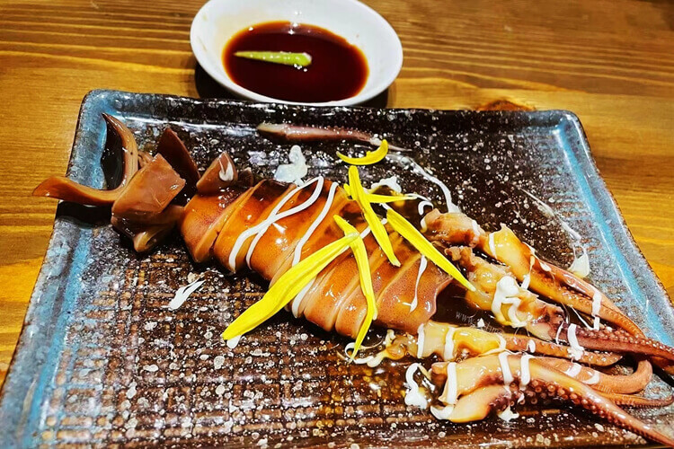 把鱿鱼放到锅里面煮着，鱿鱼煮多久才熟透肉？