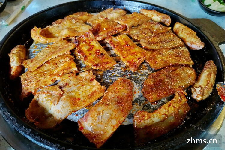 今年可以投资烤肉自助餐加盟店吗，一般店铺的规格都很大嘛？